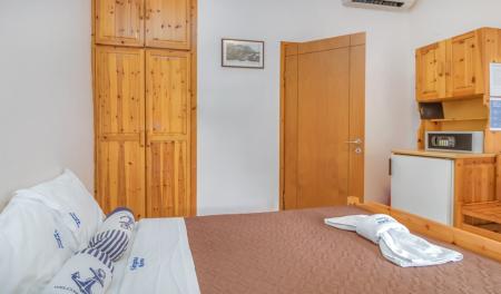 Double room with courtyard view and shared balcony