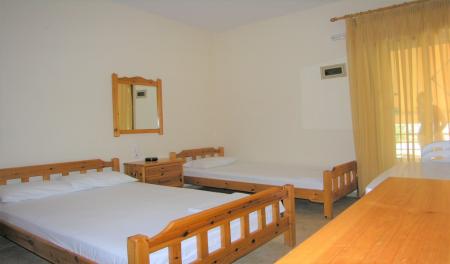 Double room with courtyard view and shared balcony